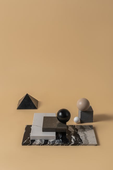 Calcolo volume sfera: composizione geometrica con sfera, cubo, piramide e piani marmorei su sfondo beige. Guida passo passo.