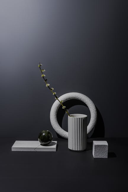 Composizione geometrica con cerchio, sfera e vaso: illustrazione dei concetti di area e circonferenza del cerchio.