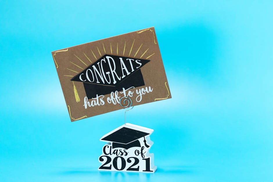 Cartolina di congratulazioni per la laurea 2021, simbolo di un sistema scolastico che dovrebbe formare anche all'affettività.