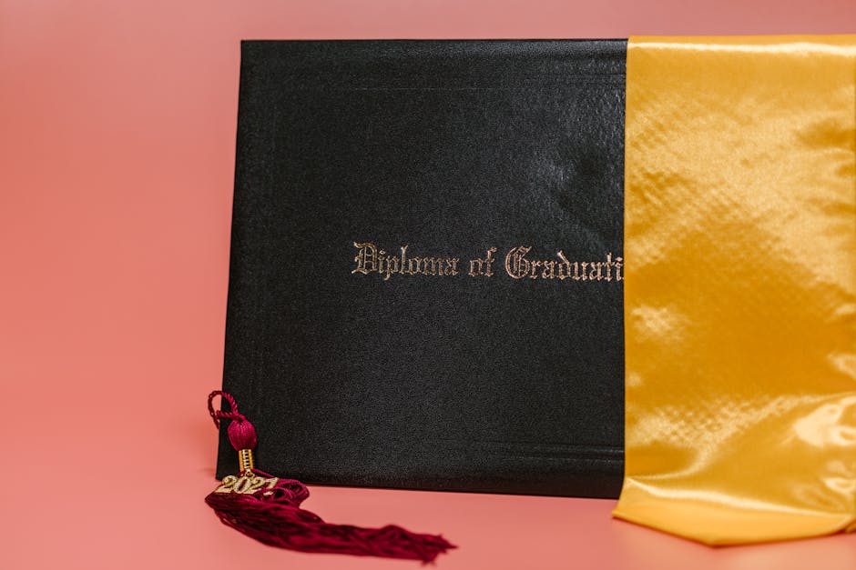 Diploma di laurea e stola dorata, simbolo di eccellenza scolastica e competizioni studentesche per l'anno 2026/27. Scadenza invio domande 28 febbraio.