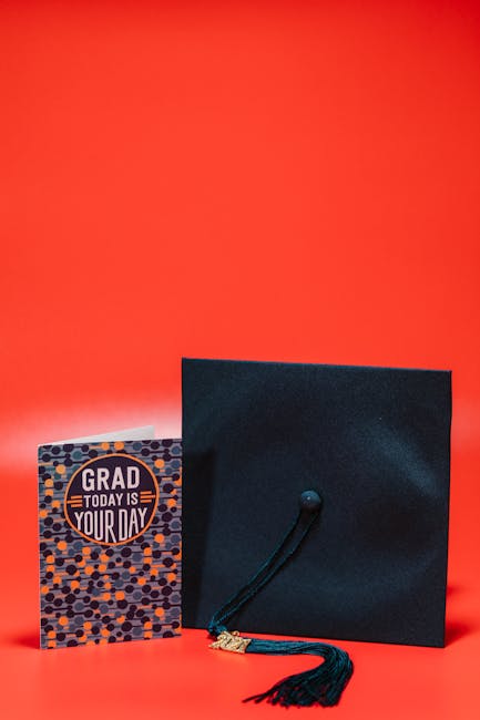 Tocca con mano il successo: tocco di laurea e biglietto di congratulazioni, simbolo del supporto del tutor universitario per il tuo percorso.