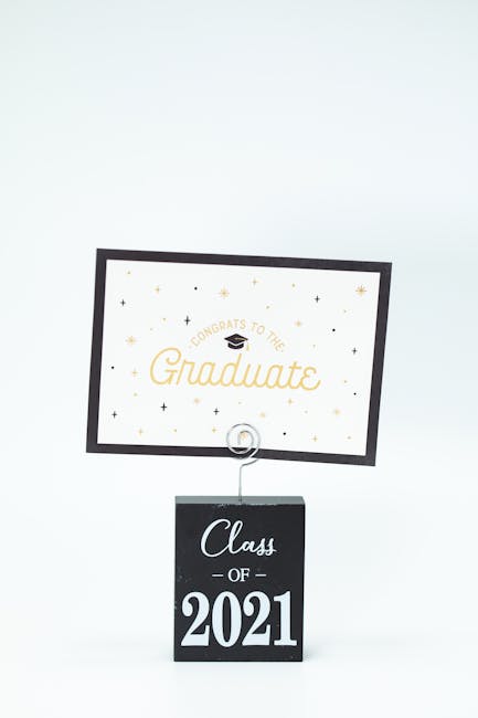 Biglietto di auguri per la laurea con scritta Congratulazioni al laureato e blocco Class of 2021 per festeggiare il successo negli esami.