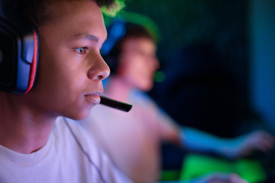Giovane concentrato con cuffie da gaming: metafora delle sfide relazionali e della concentrazione per superarle