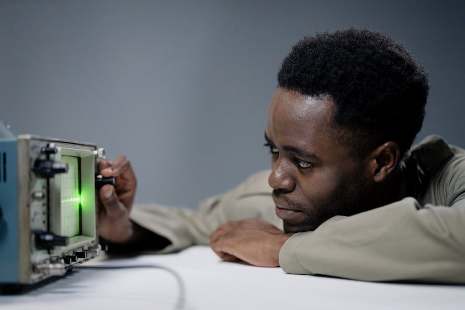 Studente esegue test strutturato di informatica con oscilloscopio per valutazione competenze digitali innovative