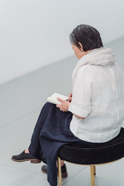 Donna seduta che studia appunti, focus sull'apprendimento personalizzato con ripetizioni private efficaci e mirate.