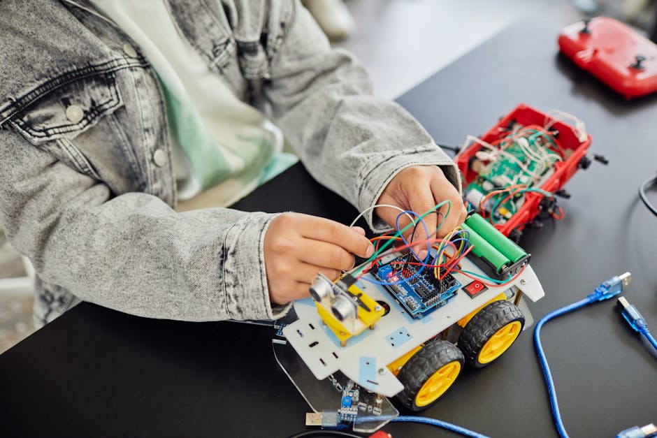 Studente che assembla robot per progetto scolastico sulla colonizzazione planetaria, futuro dell'esplorazione spaziale e innovazione.
