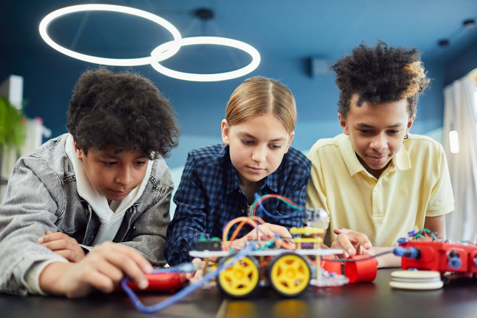 Studenti impegnati in attività di robotica educativa per un apprendimento efficace nel secondo semestre scolastico. Progetto STEM e didattica innovativa.