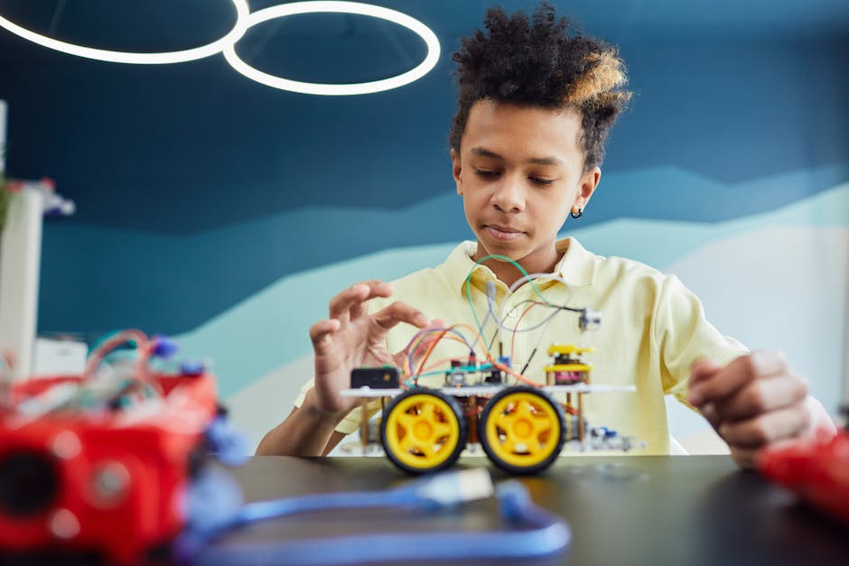 Ragazzo costruisce robotica educativa per bambini, stimolando curiosità e apprendimento STEM con attività innovative e coinvolgenti.