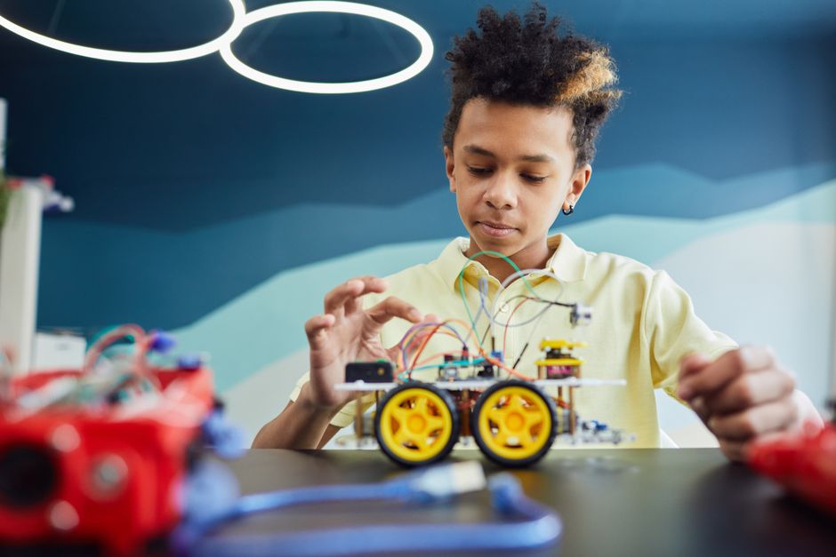 L'intelligenza artificiale nelle scuole tra il rischio di "mitomania digitale" e le nuove linee guida del MIM