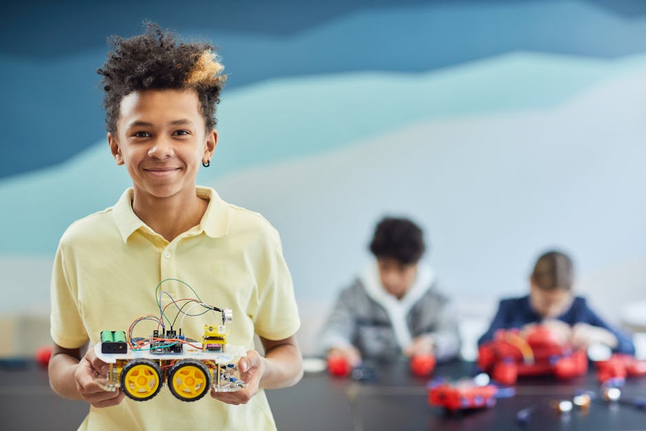 Studente sorridente mostra robot costruito a scuola, esempio di automazione scolastica e apprendimento innovativo STEM