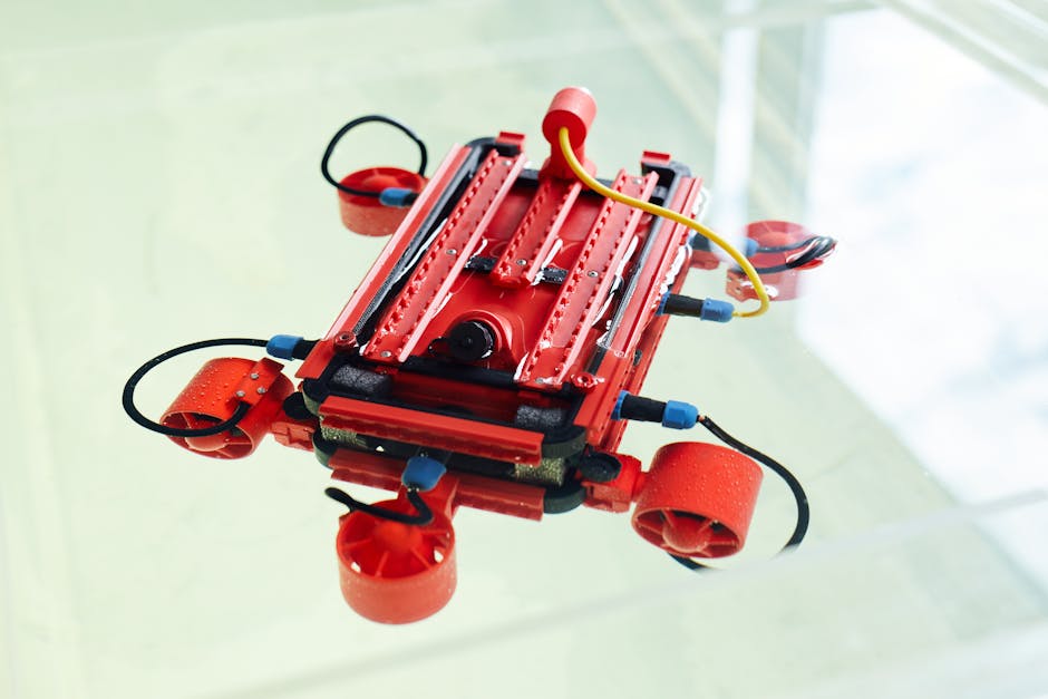 Prototipo di robot sottomarino rosso con propulsori per l'apprendimento automatico e l'esplorazione autonoma di ambienti acquatici complessi.