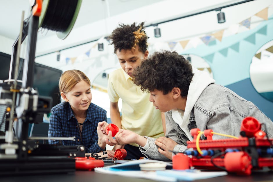 Studenti che collaborano a un progetto STEM in laboratorio didattico con stampante 3D e componenti robotici per apprendimento interattivo