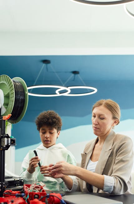 Insegnante e studente lavorano su progetto di stampa 3D per lo sviluppo di competenze innovative