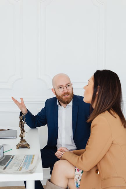 Uomo spiega la Legge di Ohm a una donna, analogia con consulenza legale e principi elettrici, articolo divulgativo.