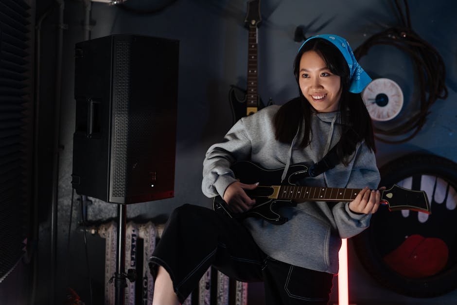 Ragazza sorridente suona chitarra elettrica in studio, giochi musicali interattivi per creatività e divertimento in ogni contesto.
