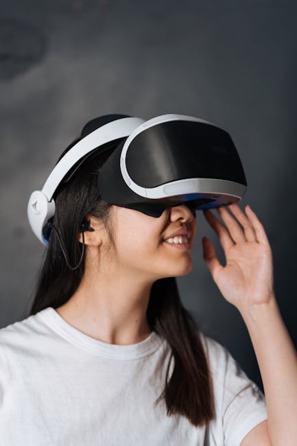 Ragazza sorridente usa visore VR per preparazione esami terza media: apprendimento immersivo e coinvolgente con realtà virtuale