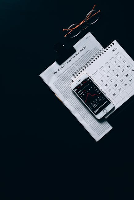 Calendario 2021, smartphone con grafico finanziario e occhiali: pianificazione economica ATA e incarichi specifici, decorrenza e retroattività.
