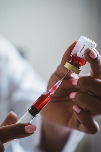 Immunizzazione del portafoglio: siringa con liquido rosso estratto da fiala, metafora della protezione degli investimenti.