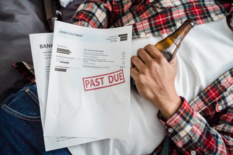 Uomo disteso con bollette scadute e birra, metafora difficoltà economiche e ricerca lavoro ATA, guida posizioni economiche