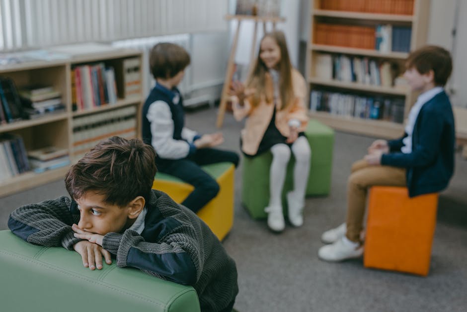 Ragazzo solo e pensieroso in biblioteca scolastica, simbolo della pressione e del bullismo nel sistema scolastico giapponese.