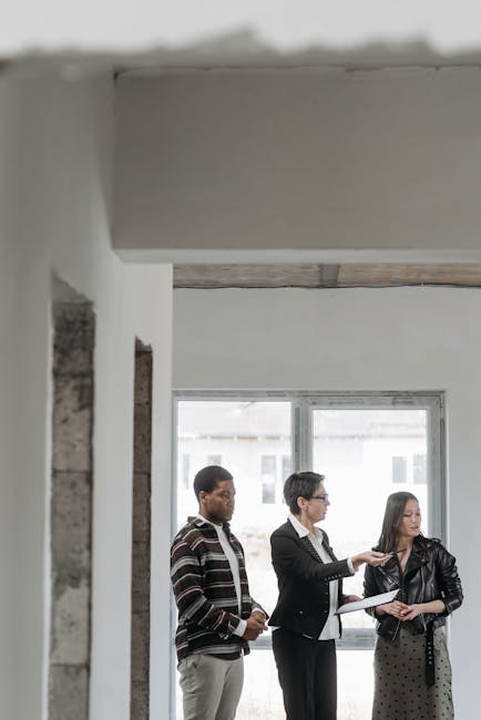 Formazione aziendale: team in visita a un cantiere, esempio di apprendimento pratico e sviluppo competenze sul campo.