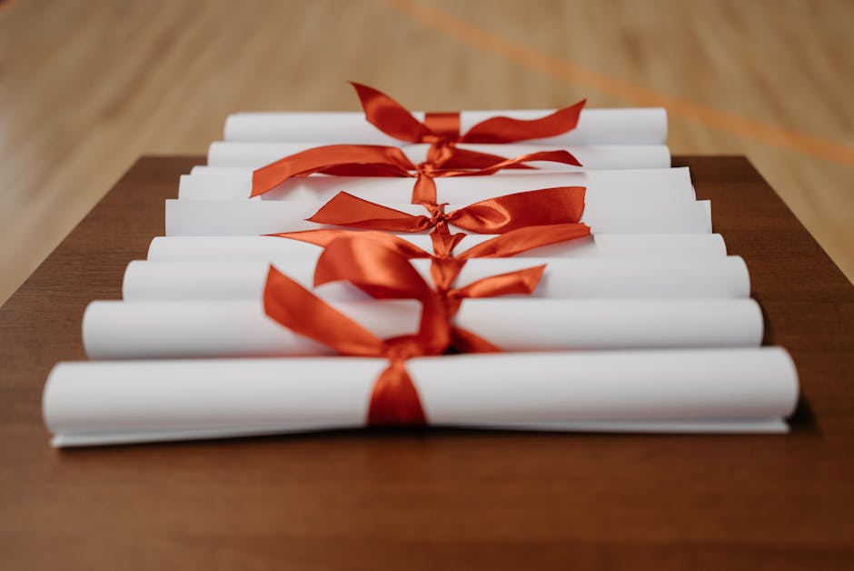 Pergamene di laurea con nastro rosso simbolo di successo scolastico duraturo e preparazione degli studenti al futuro