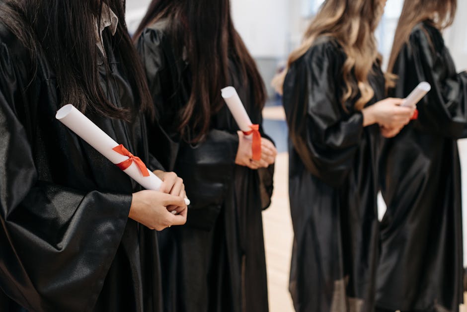Studenti universitari in toga con pergamena, prestito d'onore Sicilia per finanziare gli studi e il futuro dei giovani