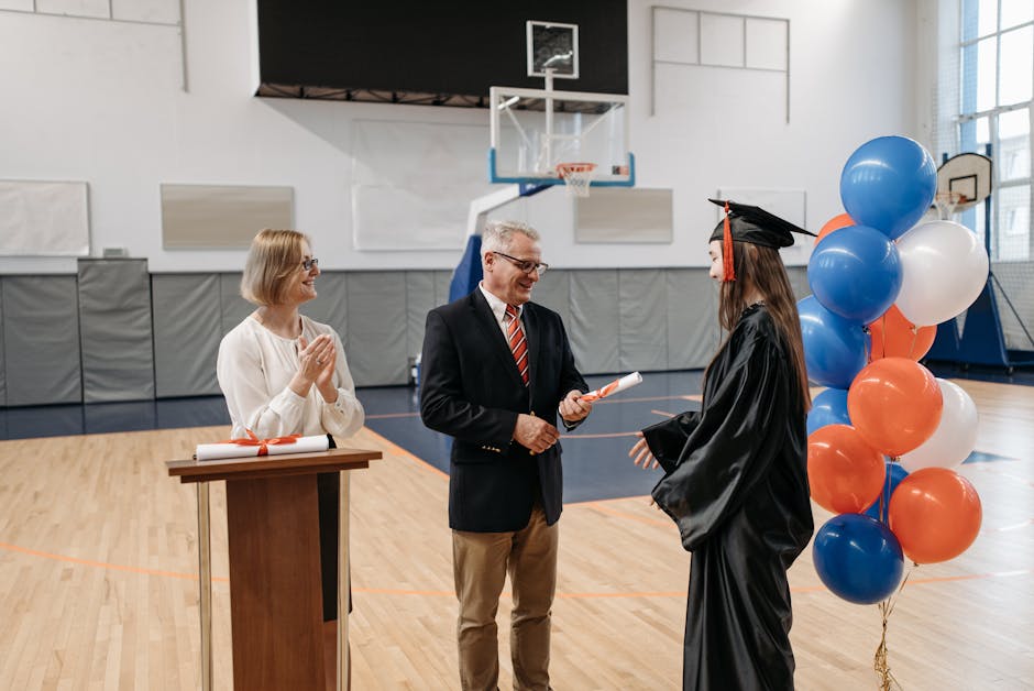 Cerimonia di laurea con insegnante che consegna diploma e offerte webinar per la Giornata dell'Insegnante a ottobre