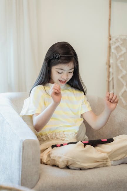 Bambina sorridente che impara con un tablet, promuovendo un'educazione inclusiva e dinamica per il futuro dei giovani studenti.