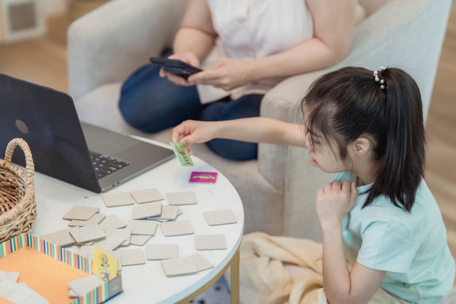 Bambina gioca con schede didattiche di robotica educativa davanti al computer portatile, imparando la tecnologia divertendosi