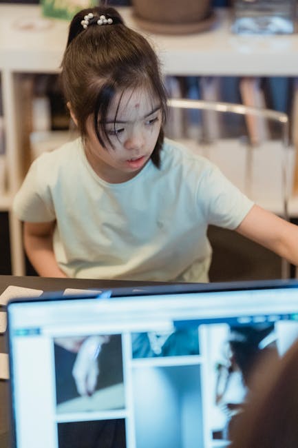 Ragazza concentrata usa computer per sviluppare pensiero critico digitale e competenze future essenziali nell'era dell'informazione.