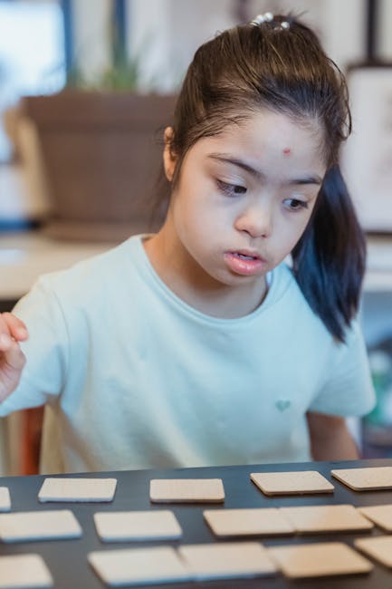 Ragazza con sindrome di Down impegnata in attività didattica inclusiva per bisogni educativi speciali e inclusione sociale