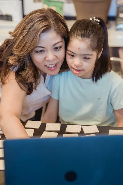 Didattica inclusiva: bambina con sindrome di Down e insegnante usano strumenti digitali per apprendere in modo equo.