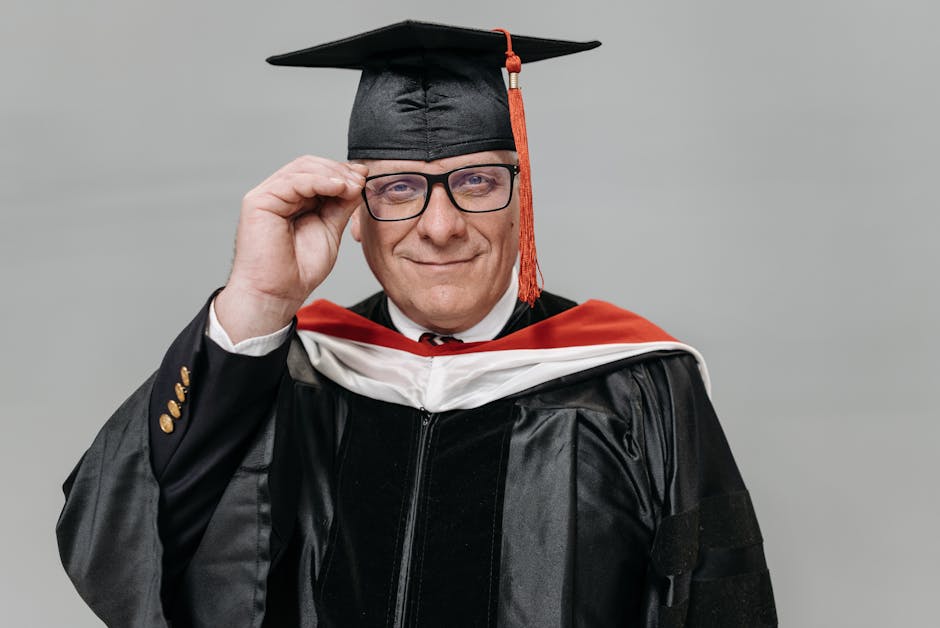 Gerry Scotti con toga e tocco, laurea honoris causa in Scienze della Comunicazione a Varese, evento del 15 giugno