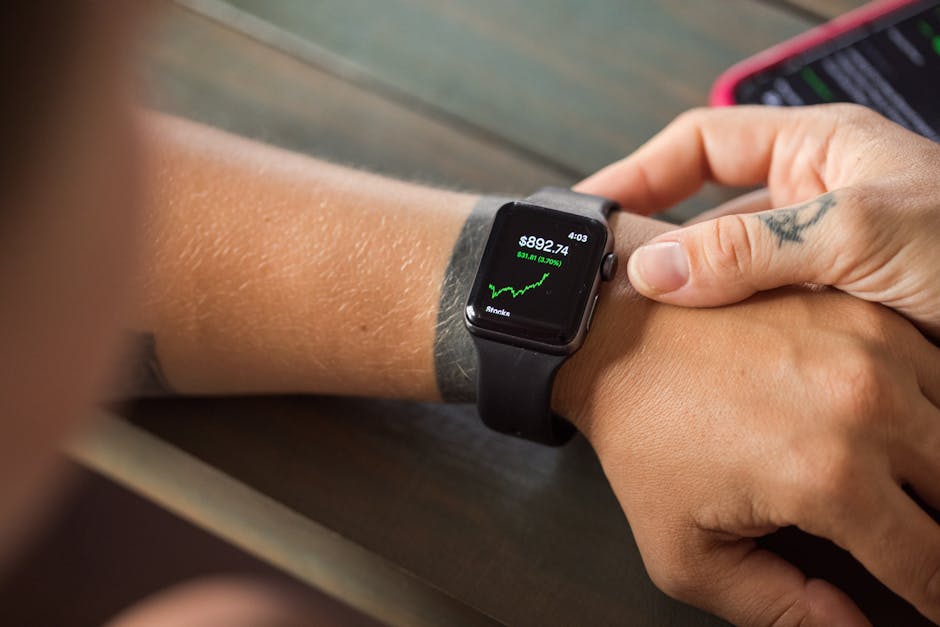 Monitoraggio andamento MOF: uomo controlla quotazioni su smartwatch durante contrattazione integrativa d'istituto, focus su aggiornamenti e normative