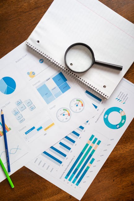 Calcolo volume parallelepipedo: fogli con grafici, lente d'ingrandimento e appunti per la formula del volume