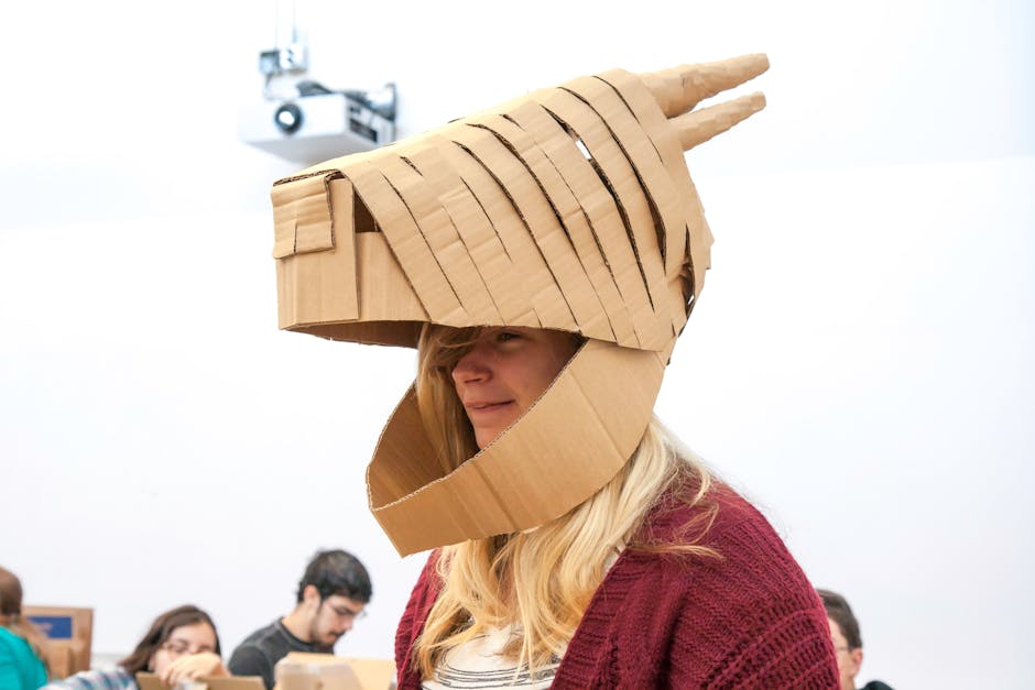 Bambina con casco di cartone fatto in casa, idea creativa per materiale scolastico nella lista nascita, gioco e apprendimento