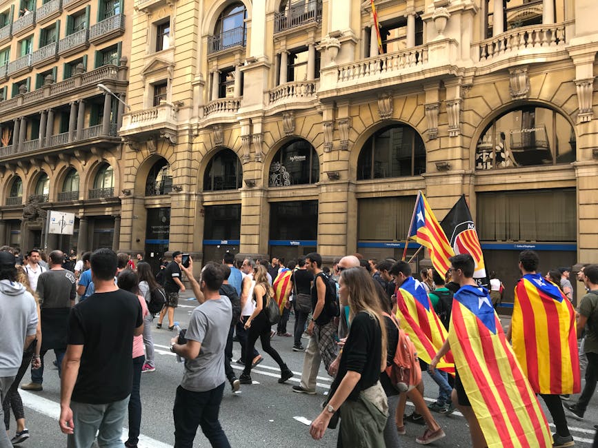 Manifestazione di docenti a Barcellona con bandiere catalane per protestare contro stipendi bassi e carenza di organico in Spagna