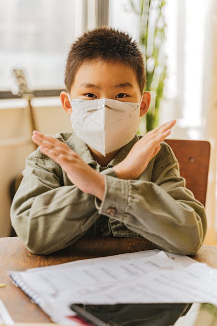 Bambino con mascherina che incrocia le braccia in segno di rifiuto, concetto di consenso informato sull'educazione sessuale a scuola.