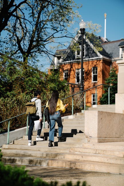 Studenti universitari salgono le scale: l'assistenza scolastica per il successo accademico e un futuro brillante.