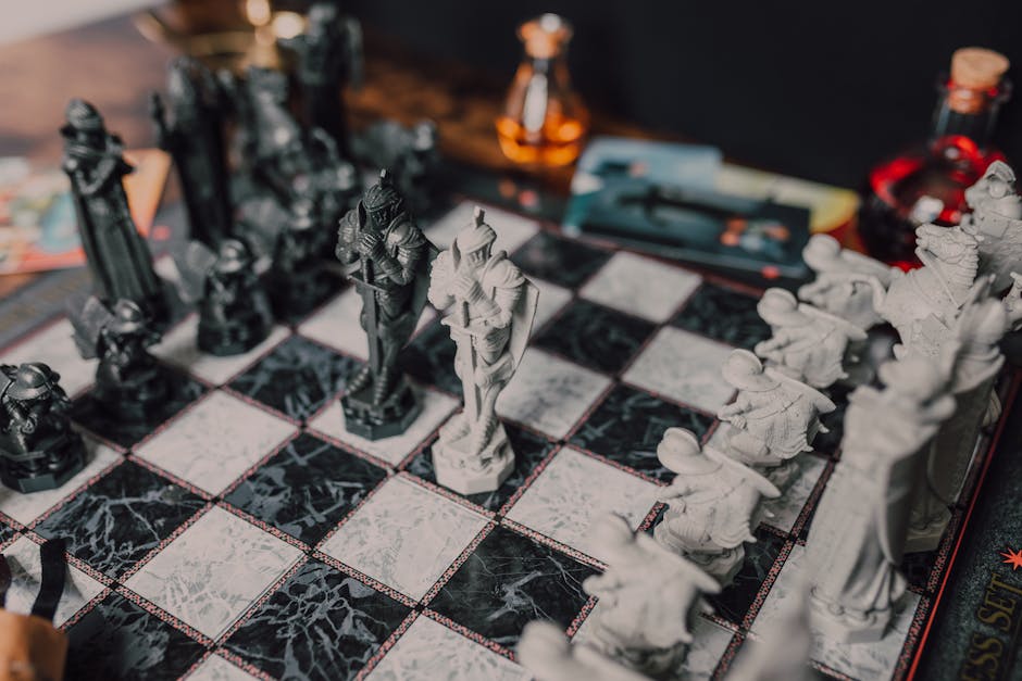 Scacchiera con pezzi a forma di cavalieri, metafora della pianificazione strategica per la pensione e un futuro finanziario sicuro.