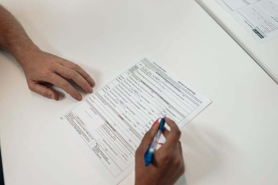 Genitori compilano modulo adozione durante incontro informativo: un'opportunità per chiarire dubbi e ricevere supporto legale e psicologico.