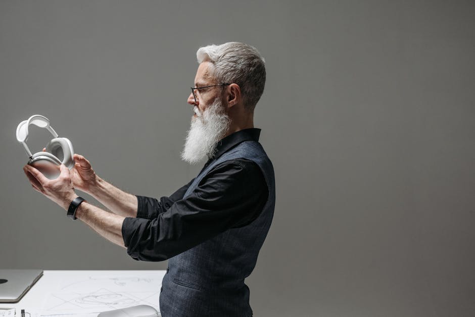 Uomo con cuffie bianche: esplorazione sonora innovativa per prove semi-strutturate di musica e sperimentazione audio avanzata