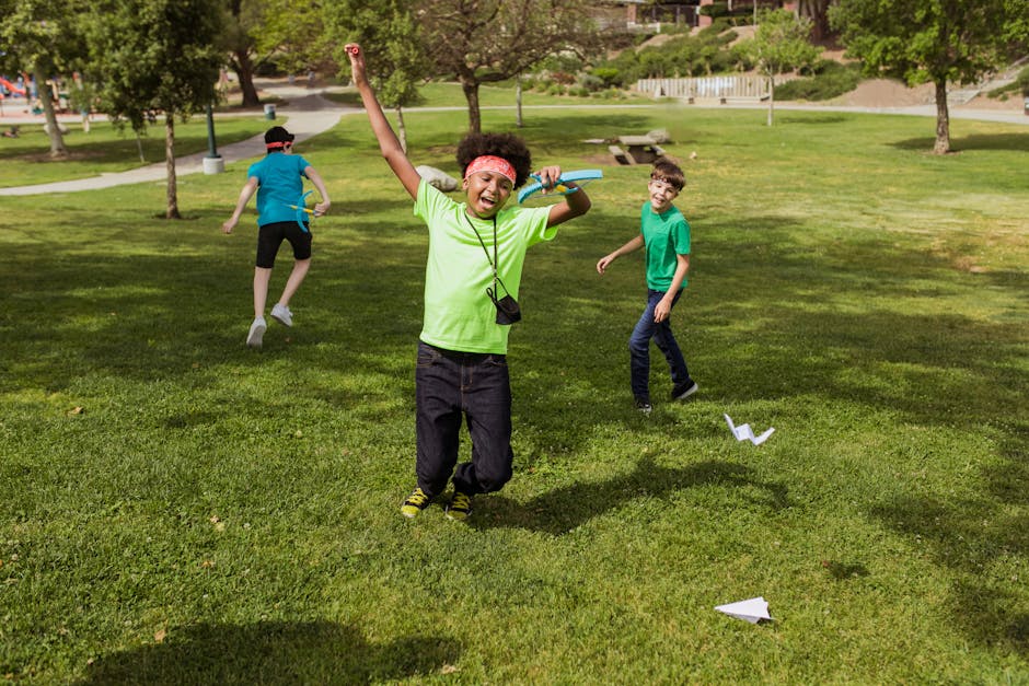 Bambini che giocano all'aperto con aeroplanini di carta, attività ludiche innovative per bambini, giochi di gruppo unici da provare