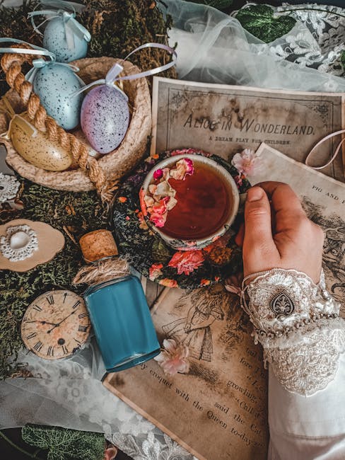 Natura morta ispirata ad Alice nel Paese delle Meraviglie con libro, tazza di tè, orologio e uova decorate per Pasqua