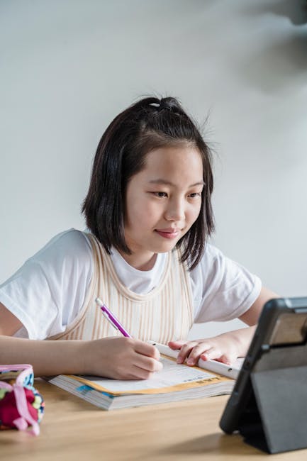Ragazza asiatica studia con tablet e quaderno: esempio di gamification nell'educazione per risultati sorprendenti e coinvolgenti.