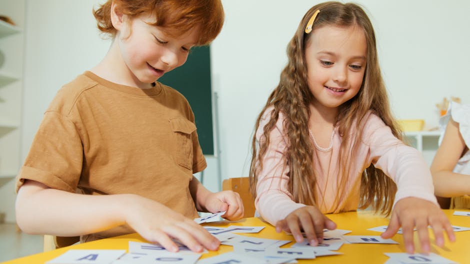 Bambini che imparano l'alfabeto con le carte: un'attività didattica per l'apprendimento delle lettere e la preparazione all'università