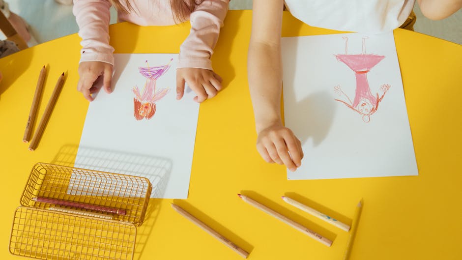 Bambini disegnano figure umane con pastelli colorati, metafora vulnerabilità e bullismo scolastico, articolo suicidio giovanile.