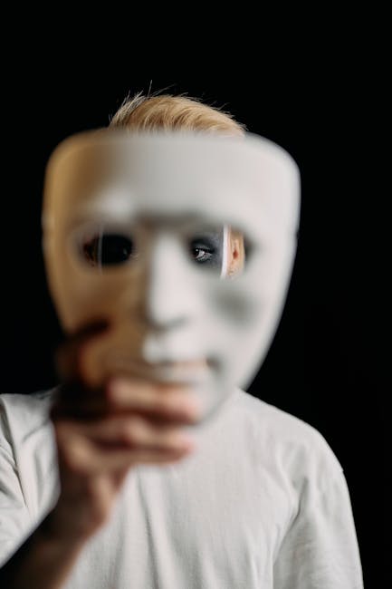 Arcadio Buendía e il mistero della maschera: ritratto enigmatico con maschera bianca che cela e rivela lo sguardo intenso del personaggio