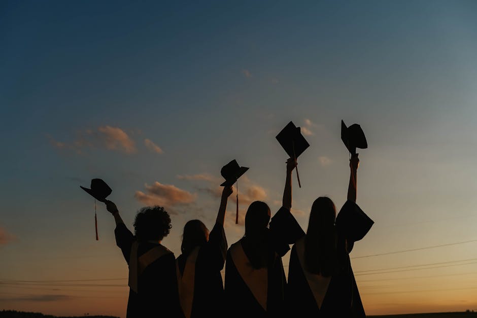 Studenti festeggiano la Maturità 2026 lanciando in aria i cappelli, simbolo di un nuovo diploma e importanti cambiamenti nel sistema scolastico.